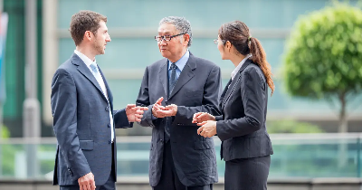 Rola tłumacza ustnego – niezastąpiona pomoc w komunikacji międzykulturowej